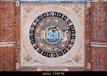 König Heinrich VIII. astronomische Uhr / Gesicht, die mit Blick auf den königlichen Hof in Hampton Court Palace. Middlesex. VEREINIGTES KÖNIGREICH. Stockfoto