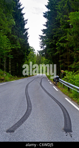 Langen schwarzen Reifen Bremsspuren auf eine offene öffentliche Landstraße in der Nähe von Spangereid, Norwegen Stockfoto