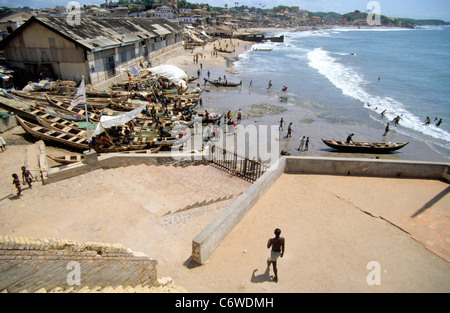 Mit Blick auf die Fischereiflotte aus Cape Coast Slave Castle, Ghana, Afrika Stockfoto