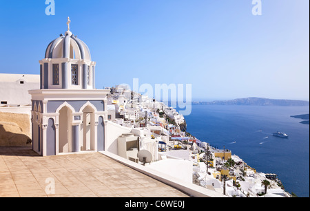 Bell Tower der orthodoxen Kirche mit Blick auf die Caldera in Fira, Santorini (Thira), Kykladen, Ägäis, Griechenland, Europa Stockfoto