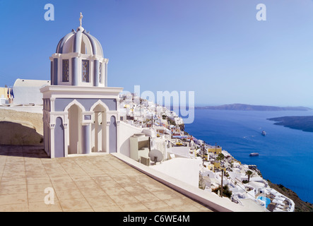 Bell Tower der orthodoxen Kirche mit Blick auf die Caldera in Fira, Santorini (Thira), Kykladen, Ägäis, Griechenland, Europa Stockfoto