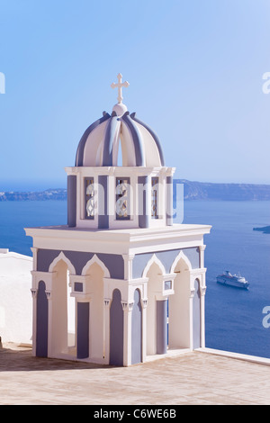 Bell Tower der orthodoxen Kirche mit Blick auf die Caldera in Fira, Santorini (Thira), Kykladen, Ägäis, Griechenland, Europa Stockfoto