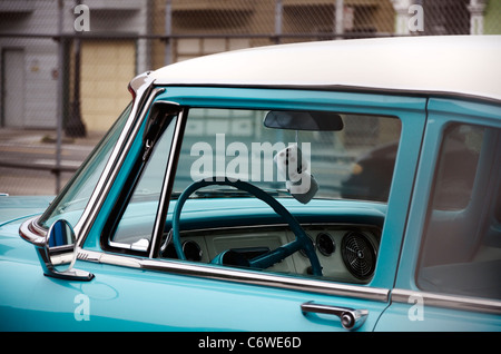 flauschige Würfel von einem Auto Rückspiegel hängen Stockfotografie