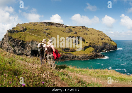 Touristen bewundern die Überreste von Tintagel Castle, Cornwall, England. Stockfoto