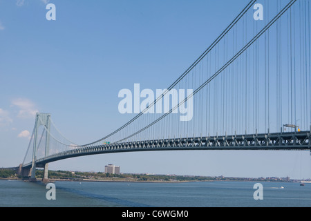 Verrazano-Narrows Bridge ist im New Yorker Stadtbezirk Staten Island, NY, Sonntag, 31. Juli 2011 abgebildet. Stockfoto