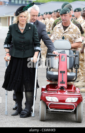 Camilla, Herzogin von Cornwall Verwendungen präsentiert ein Elektromobil nach ihrem Beinbruch beim Wandern in Schottland, Afghanistan Stockfoto