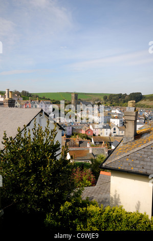 Blick über die Dächer in Richtung Salcombe Kirche in South Hams, Devon, England. Stockfoto