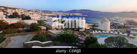 Erhöhten Blick auf den Hafen und die Altstadt, Mykonos (Chora), Kykladen, Griechenland, Europa Stockfoto
