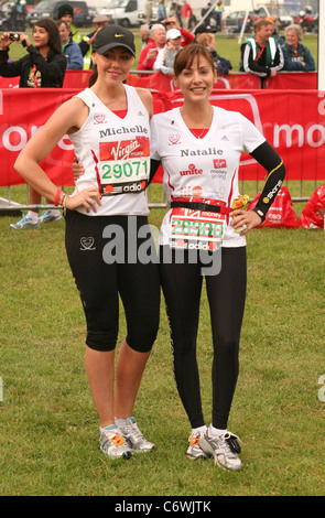 Michelle Heaton und Natalie Imbruglia zum Jahresbeginn 2010 Virgin London-Marathon in Blackheath gemeinsame London, England- Stockfoto