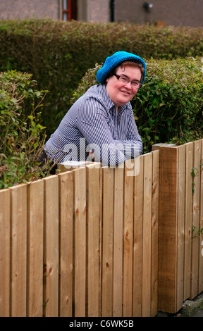 Susan Boyle in Hochstimmung beim Chatten gerne den Fotografen vor ihrem Haus mit einem blauen Hut und gestreiftes Hemd. Stockfoto