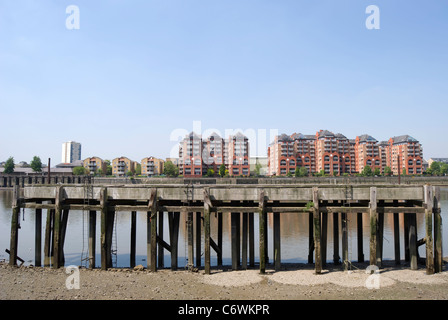 Blick vom Battersea erreichen, früher Wasserspeier Wharf, über die Themse in Richtung Wohnblocks auf der Chelsea-waterfront Stockfoto