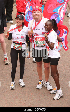 Natalie Imbruglia und Richard Branson die Ziellinie des 2010 Virgin London Marathon an der Mall London, England- Stockfoto
