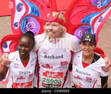 Natalie Imbruglia und Richard Branson die Ziellinie des 2010 Virgin London Marathon an der Mall London, England- Stockfoto