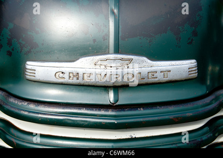 Klassiker auf der gemeinsamen Harpenden 2011 Chevrolet Oldtimer Oldtimer Namen Platte Motorhaube Abzeichen Autosalon Stockfoto