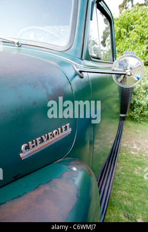 Klassiker auf dem gemeinsamen Harpenden 2011 Chevrolet Oldtimer Oldtimer-Platte Motorhaube Namensschild abholen LKW Autosalon Stockfoto