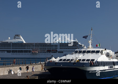 Kreuzfahrtschiff Seven Seas Mariner und Fähre im Hafen von Amalfi Stockfoto