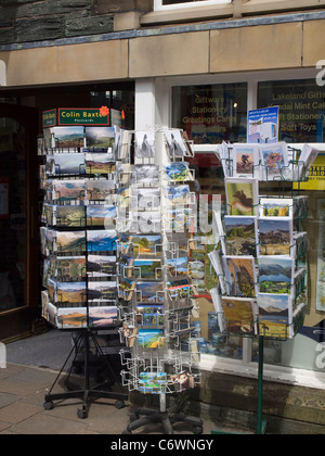 Anzeige der Postkarten vor einem Geschäft auf der Main Street in Keswick. Stockfoto