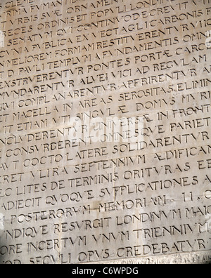 Lateinische Inschrift erzählt, wie der große Brand von London 1666 begann und wie es zu löschen war. Das Denkmal, London England. Stockfoto
