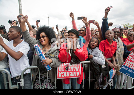 Detroit, Michigan - Jubel die Menge als Präsident Barack Obama bei einer Kundgebung der Labor Day in Detroit kommt. Stockfoto