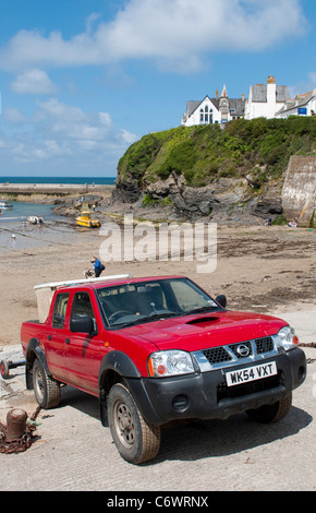 Rot Nissan Navara Pickup-Truck parkte am Hafen in Port Isaac, Cornwall, England. Stockfoto