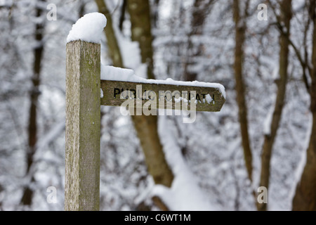 Öffentlichen Fußweg Zeichen mit Schnee bedeckt Stockfoto