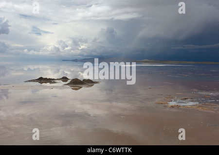 Der Salzsee von Uyuni, Bolivien, sind ein Ort von großer natürlicher Schönheit, und keiner weniger als ein Sturm über die Anden zusammenbraut. Stockfoto