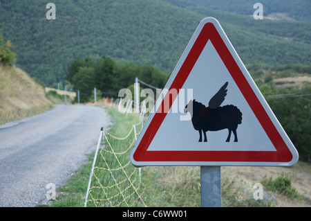 Achtung, niedrig fliegende Schafe! Dieses ländliche französische Schild wurde durch die humorvollen Zugabe von Flügeln, um die Schaf-Symbol geändert. La Drôme, Frankreich. Stockfoto