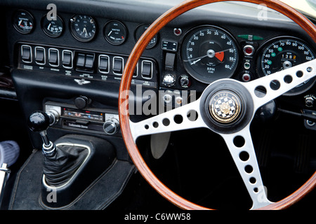 Klassiker auf dem gemeinsamen Harpenden 2011 E Typ Jaguar Oldtimer-Cockpit Interieur Dashboard klassische motor Stockfoto