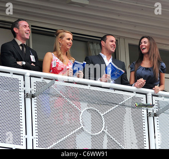 Paddy McGuinness mit seiner Verlobten Christine Martin beobachten das Pferderennen am Damentag an Chester Races Chester, England - Stockfoto