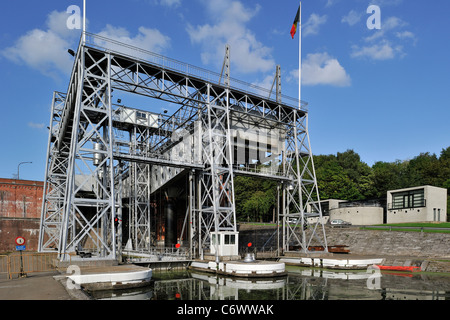 Hydraulischen Bootslift auf dem alten Canal du Centre in Houdeng-Goegnies, La Louvière in der Sillon Industriel von Wallonien, Belgien Stockfoto