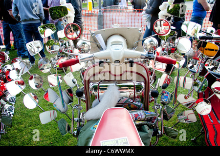 Klassiker auf den gemeinsamen Harpenden 2011 Lambretta Roller mod spiegeln bike 1960 Chrom swingenden 60er Jahre Oldtimer-Motor Stockfoto