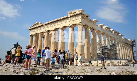 Athen, Griechenland, EINE Gruppe von Touristen, die Parthenon auf der Akropolis besuchen Stockfoto