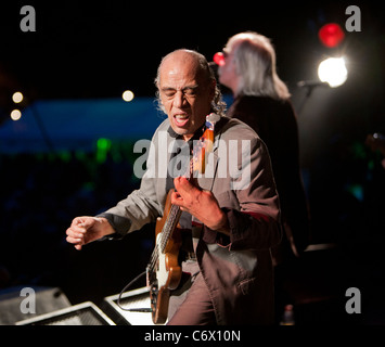 (09.04.11) Norman Watt-Roy (Bass) spielt in der Band (Ian Dury) und das Blockheads an Weyfest 2011, Tilford, Surrey, England Stockfoto