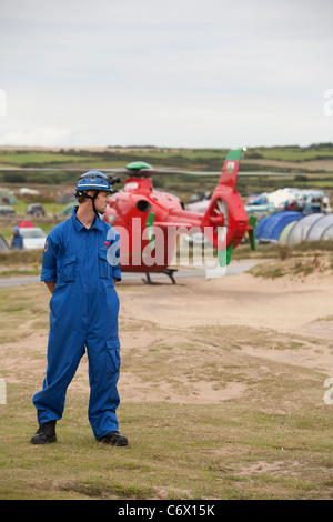 Küstenwache Rettungsdienst ehrenamtlich betreut Wales Flugrettung ausziehen am Hillend Campingplatz, Llangennith, Gower Stockfoto