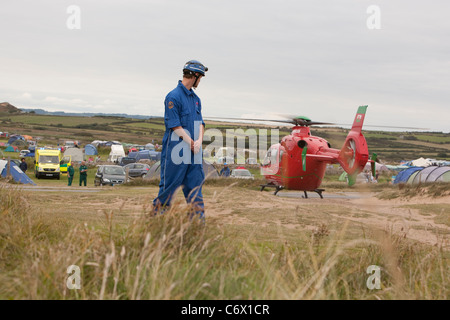 Küstenwache Rettungsdienst ehrenamtlich betreut Wales Flugrettung ausziehen am Hillend Campingplatz, Llangennith, Gower Stockfoto