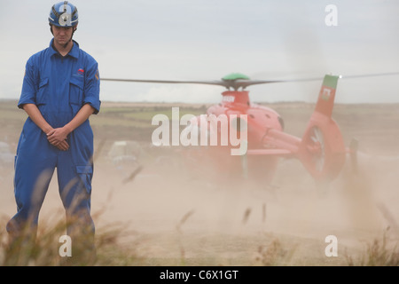 Küstenwache Rettungsdienst ehrenamtlich betreut Wales Flugrettung ausziehen am Hillend Campingplatz, Llangennith, Gower Stockfoto