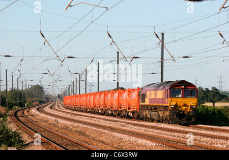 Eine Class 66 Diesel Lokomotive Nummer 66164 arbeiten ein Zug der Containerisierten flyash in der Nähe von Sandy auf der East Coast Mainline. Stockfoto