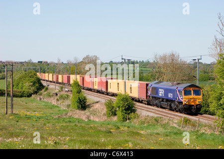 Ein GBRf Besitz Klasse 66 Diesel Lokomotive einer intermodalen Container-Güterzug in der Nähe von Long Buckby arbeiten. Stockfoto