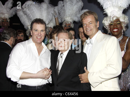 Douglas Hodge, Jerry Herman, Kelsey Grammer und Stimmen hinter den Kulissen nach dem Eröffnungsabend-Vorhang-Aufruf für "La Cage Aux Folles" Stockfoto