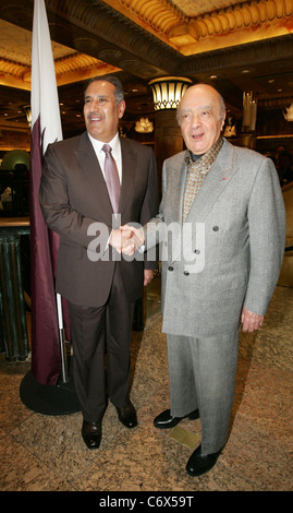 Katarischen Premierminister Scheich Hamad al-Thani und Mohammed Al Fayed auf einer Pressekonferenz über den Verkauf von Harrods nach Katar Stockfoto