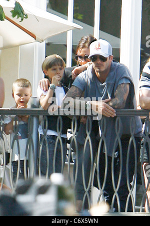 David Beckham mit seinen Söhnen Cruz, Romeo und Brooklyn sehen die Jonas Brothers live in The Grove von einem Balkon Los spielen Stockfoto