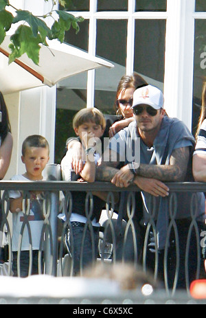 David Beckham mit seinen Söhnen Cruz und Romeo beobachten die Jonas Brothers live in The Grove von einem Balkon Los Angeles aufzutreten, Stockfoto