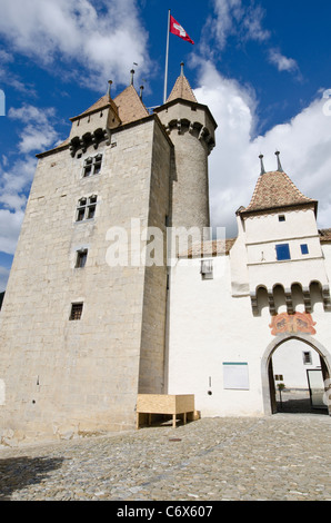 Schloss Burg Aigle, Kanton Waadt, Schweiz. Turm und Schweizer Flagge Stockfoto