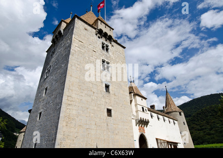 Schloss Burg Aigle, Kanton Waadt, Schweiz und Schweizer Flagge. Turm Stockfoto