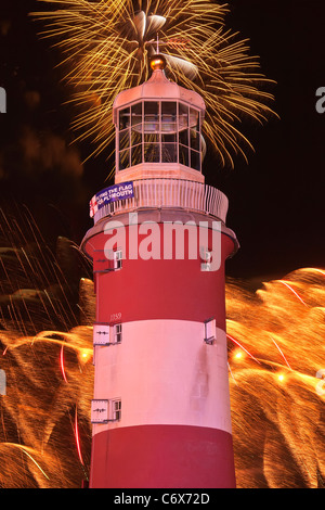 Britische Meisterschaften Feuerwerk aus Plymouth Hacke mit Smeatons Tower in der Forground gesehen Stockfoto