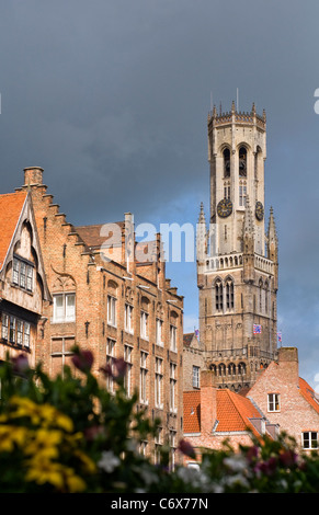 Der Blick in Richtung Belfort Glockenturm aus dem Rozenhoedkaai in Brügge, Belgien. Stockfoto