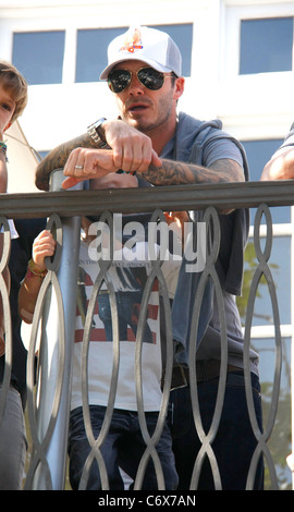 David Beckham mit Sohn Cruz beobachten die Jonas Brothers live-Auftritt im The Grove von einem Balkon Los Angeles, Kalifornien, USA Stockfoto