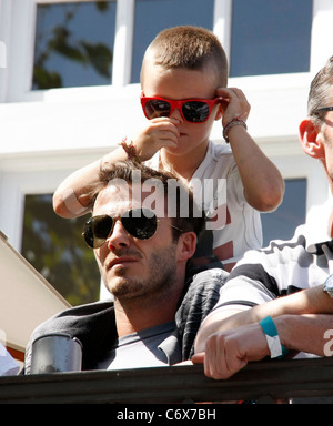 David Beckham mit Sohn Cruz beobachten die Jonas Brothers live-Auftritt im The Grove von einem Balkon Los Angeles, Kalifornien, USA Stockfoto