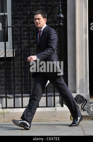 Außenminister David Miliband verlässt 10 Downing Street nach einer Dringlichkeitssitzung COBRA, diskutieren Flugunterbrechung verursacht Stockfoto