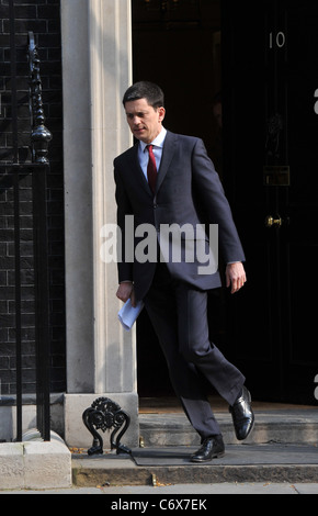 Außenminister David Miliband verlässt 10 Downing Street nach einer Dringlichkeitssitzung COBRA, diskutieren Flugunterbrechung verursacht Stockfoto